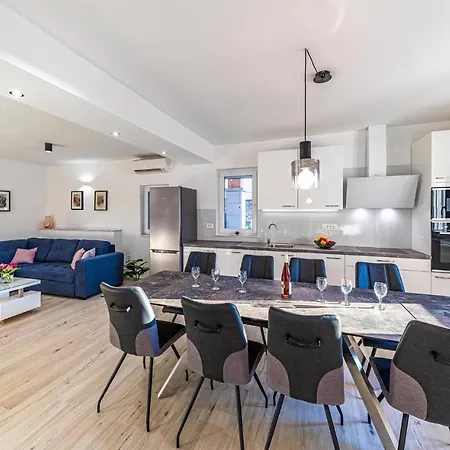 Amazing In With Kitchen Appartement *