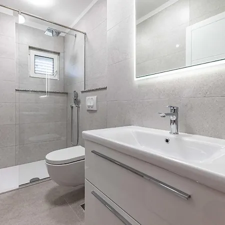Amazing In With Kitchen Appartement *