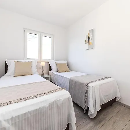 Amazing In With Kitchen Appartement *